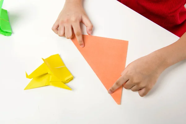 Klein Meisje Vouwen Een Papier Geïsoleerd Witte Achtergrond — Stockfoto