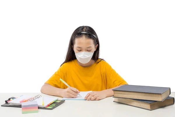 Asiatico Bambina Indossare Maschera Fare Suo Homework Isolato Bianco Sfondo — Foto Stock