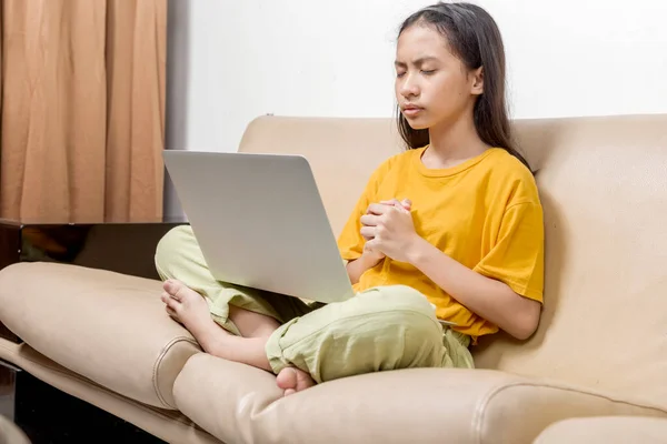 Menina Asiática Com Laptop Sente Cansado Aula Escola Line Casa — Fotografia de Stock