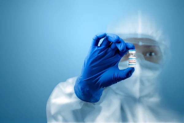 Egészségügyi Dolgozó Védőruhát Kesztyűt Tartó Covid Vakcinák Kék Háttér — Stock Fotó