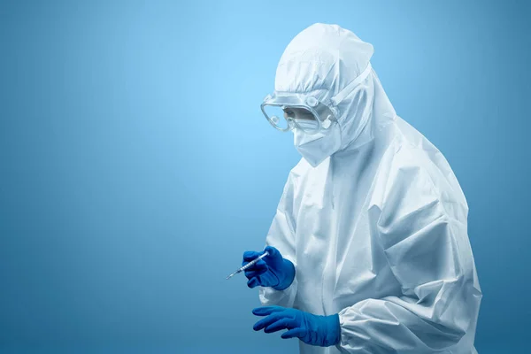 Mujer Trabajadora Salud Con Traje Protector Guantes Que Sostienen Covid —  Fotos de Stock