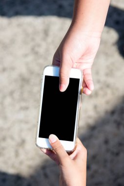 Arka planı bulanık, el yapımı cep telefonu.