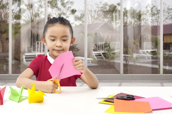 亚洲小女孩在家里剪纸 — 图库照片