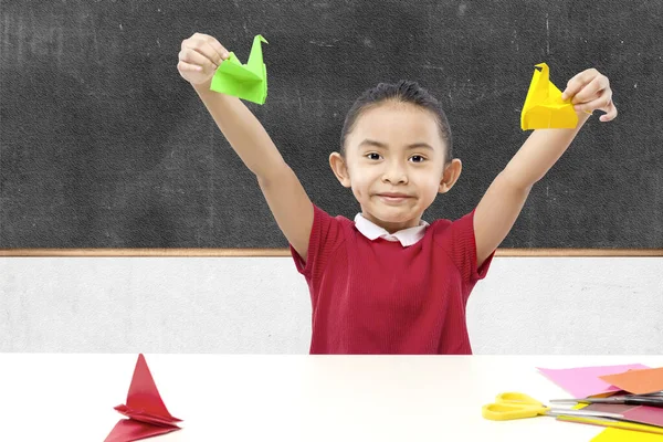 Gadis Kecil Asia Menunjukkan Kertas Angsa Nya Kelas — Stok Foto