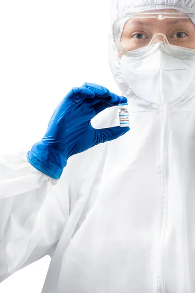 防護服と手袋を身に着けている健康労働者の女性白い背景に隔離されたCovid 19ワクチンを保持 — ストック写真