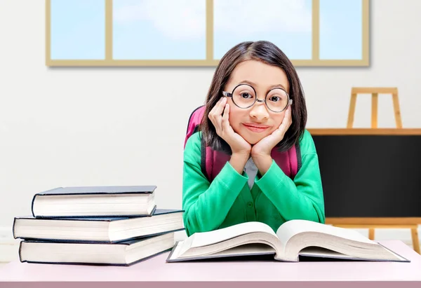 Menina Asiática Com Óculos Lendo Livro Voltar Conceito Escola — Fotografia de Stock