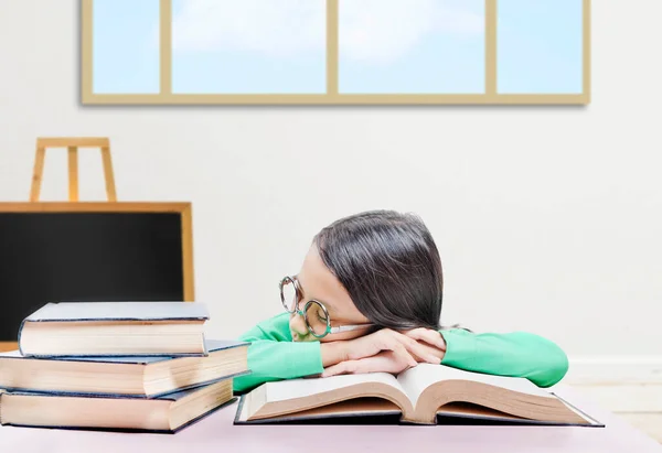 Ragazzina Asiatica Con Gli Occhiali Sdraiata Sul Libro Sul Tavolo — Foto Stock