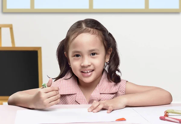 Masadaki Kağıtta Boya Kalemi Olan Asyalı Küçük Bir Kız Okul — Stok fotoğraf