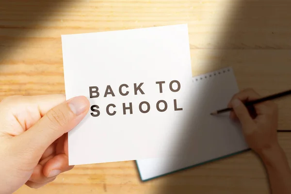 Χαρτί Χειρός Κείμενο Επιστροφή Στο Σχολείο Ξύλινο Φόντο Επιστροφή Στο — Φωτογραφία Αρχείου