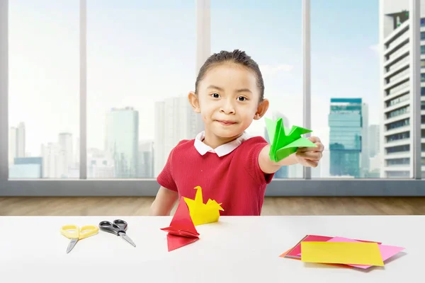 Asiática Niña Mostrando Ganso Papel Casa — Foto de Stock