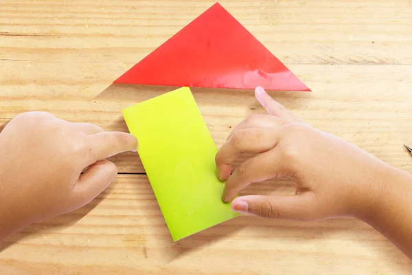 Ανθρώπινο Χέρι Δίπλωμα Ένα Χρωματιστό Χαρτί Ξύλινο Φόντο — Φωτογραφία Αρχείου