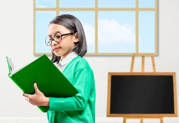 Asiatisk Liten Jente Står Leser Boka Klasserommet Tilbake Til Skolebegrepet – stockfoto