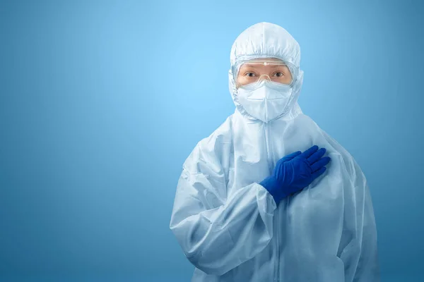 Mujer Trabajadora Salud Con Traje Protector Guantes Pie Con Fondo —  Fotos de Stock