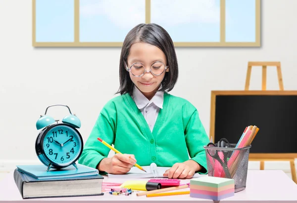 Kırtasiyeli Asyalı Küçük Kız Masanın Üzerine Kitap Yazıyor Okul Konseptine — Stok fotoğraf