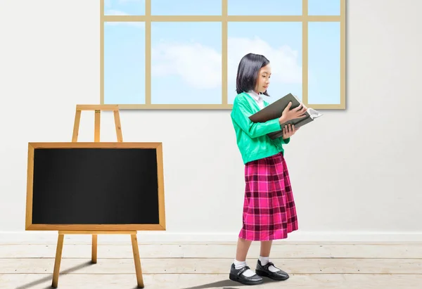 Aziatisch Meisje Staat Leest Het Boek Klas Terug Naar School — Stockfoto