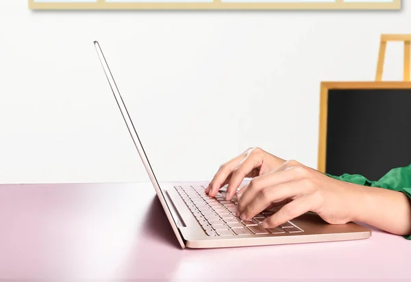 College Students Typing Laptop Classroom Back School Concept — Stock Photo, Image