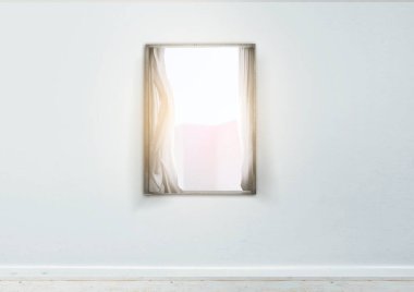 Penceresi olan boş bir oda ve beyaz duvarlı ahşap zemin.