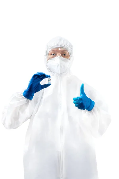防護服と手袋を身に着けている健康労働者の女性白い背景に隔離されたCovid 19ワクチンを保持 — ストック写真