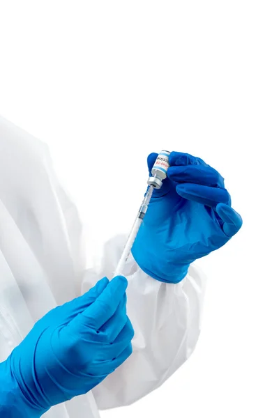 Mulher Trabalhadora Saúde Com Traje Proteção Luvas Segurando Covid Vacinas — Fotografia de Stock