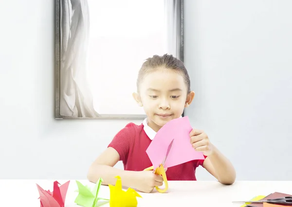 Aziatisch Klein Meisje Snijden Een Papier Huis — Stockfoto