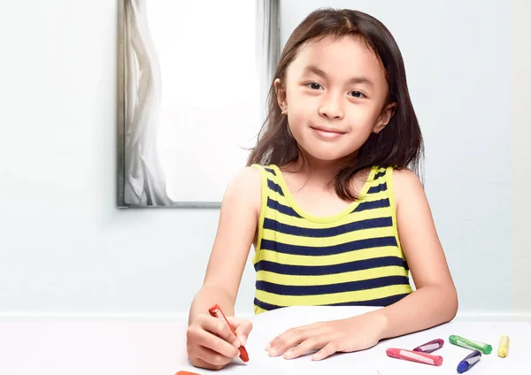 Niña Asiática Con Dibujo Lápiz Papel Sobre Mesa Concepto Regreso —  Fotos de Stock