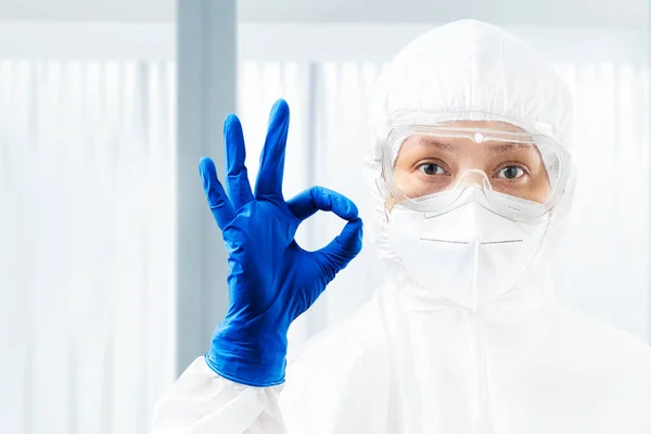 Mujer Trabajadora Salud Con Traje Protector Guantes Pie Hospital —  Fotos de Stock