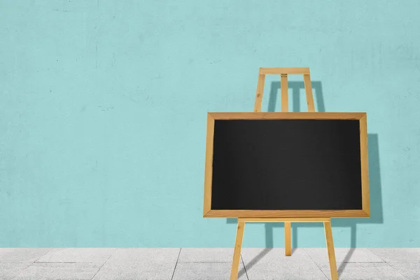 Small Chalkboard Wooden Easel Colored Wall Background Empty Chalkboard Copy — Stock Photo, Image
