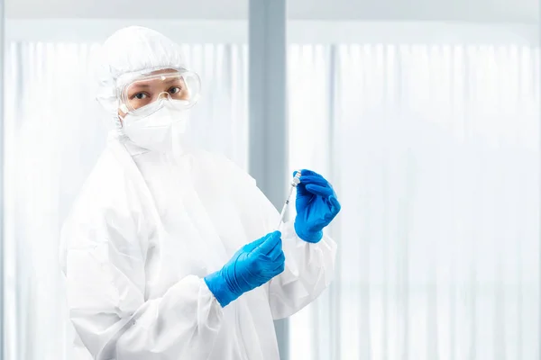 Mujer Trabajadora Salud Con Traje Protector Guantes Que Sostienen Covid —  Fotos de Stock