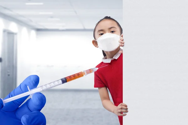 Aziatisch Klein Meisje Draagt Het Masker Staan Naast Muur Met — Stockfoto