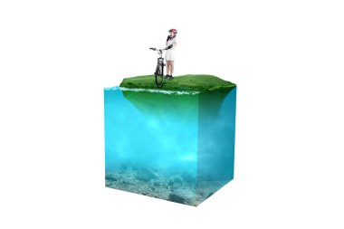 Bisiklet kasklı Asyalı bir kadın gölde mavi su manzaralı bir sahada bisikletinin yanında duruyordu. Çevre kavramı