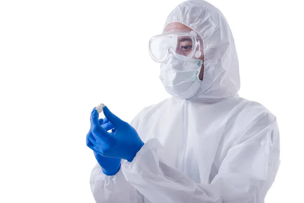 防護服と手袋を身に着けている健康労働者の男白い背景に隔離されたCovid 19ワクチン — ストック写真