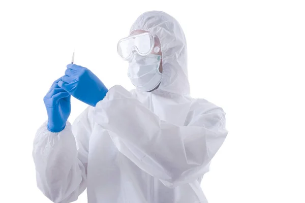 白い背景に隔離された保護スーツと手袋保持シリンジを持つ健康労働者の男 — ストック写真