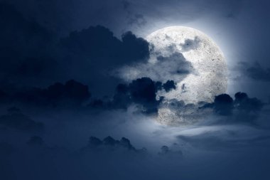 Gece karanlık bulutlu dolunay. Cadılar Bayramı konsepti