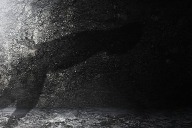 Grunge duvar arkaplanı olan zombi silueti