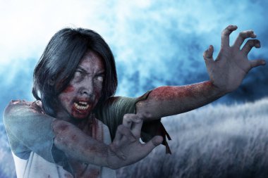 Vücudunda kan ve yara olan korkunç bir zombi sahada yürüyor.