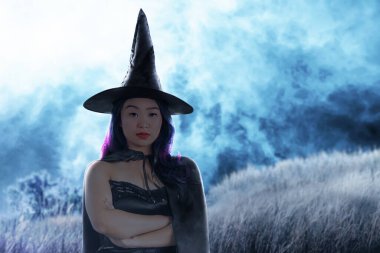 Gece sahne geçmişi olan Asyalı cadı kadın.