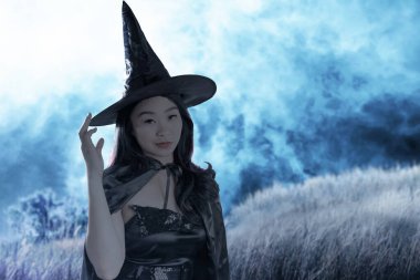 Gece sahne geçmişi olan Asyalı cadı kadın.