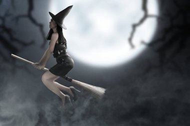 Şapkalı Asyalı cadı kadın dolunay arkaplanlı sihirli süpürgeyle uçuyor.
