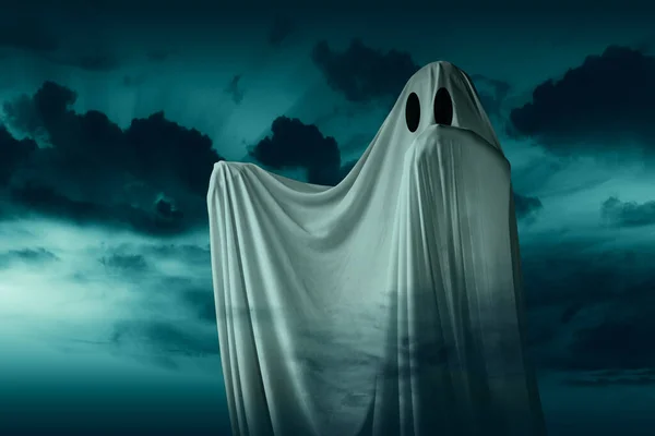 Fantasma Blanco Acechando Con Fondo Escena Nocturna Concepto Halloween —  Fotos de Stock