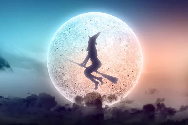 Silhouette Boszorkány Egy Kalap Repül Egy Mágikus Seprűnyél Telihold Háttér — Stock Fotó