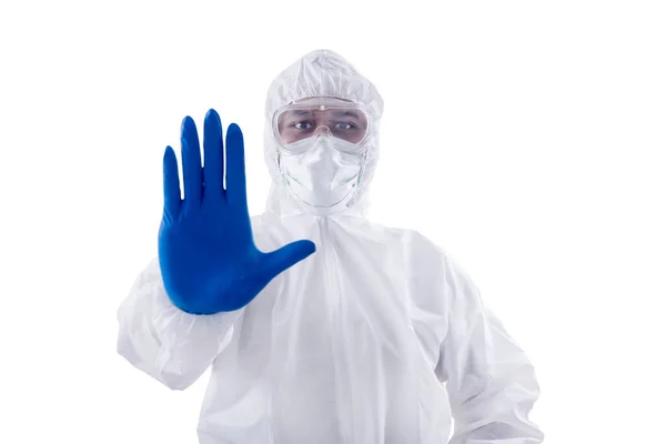 白い背景の上に隔離された手のジェスチャーで立って保護スーツと手袋を持つ健康労働者の男 — ストック写真