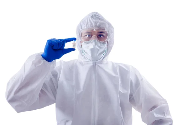 Egészségügyi Dolgozó Férfi Védőruhát Kesztyűt Tartó Covid Vakcinák Izolált Fehér — Stock Fotó