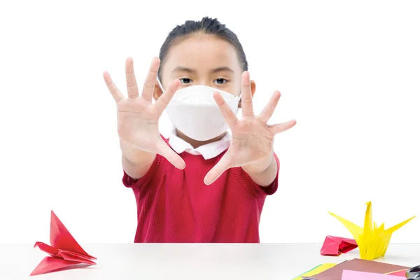Asiatisk Liten Flicka Bär Mask Med Öppen Handflata Isolerad Över — Stockfoto