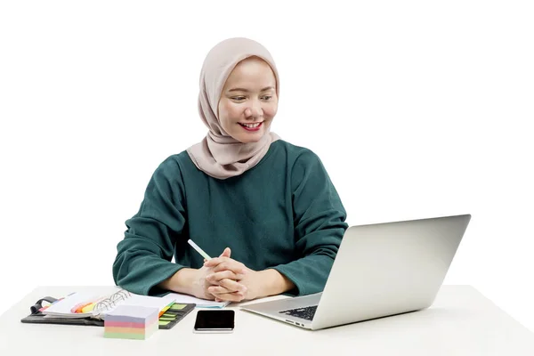 Asiática Mulher Negócios Muçulmana Usando Laptop Trabalhando Casa Isolado Sobre — Fotografia de Stock