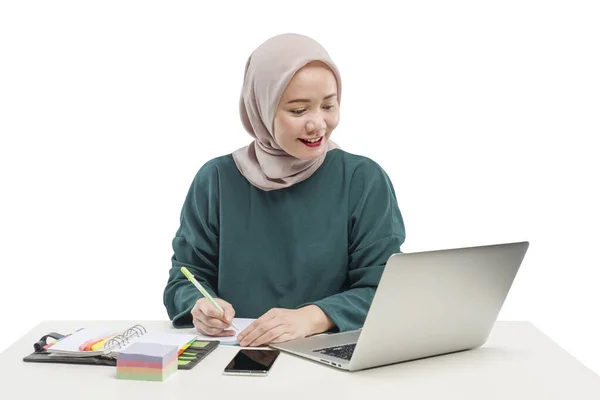 Asiática Mulher Negócios Muçulmana Usando Laptop Trabalhando Casa Isolado Sobre — Fotografia de Stock