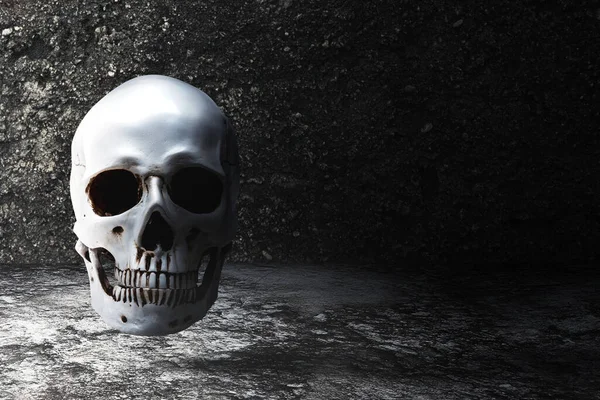 Calavera Humana Suelo Con Fondo Pared Grunge Concepto Halloween — Foto de Stock