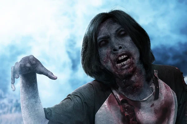Gruseliger Zombie Mit Blut Und Wunden Körper Der Auf Dem — Stockfoto