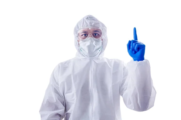 白い背景の上に隔離されたジェスチャーを指して立って保護スーツと手袋を持つ健康労働者の男 — ストック写真