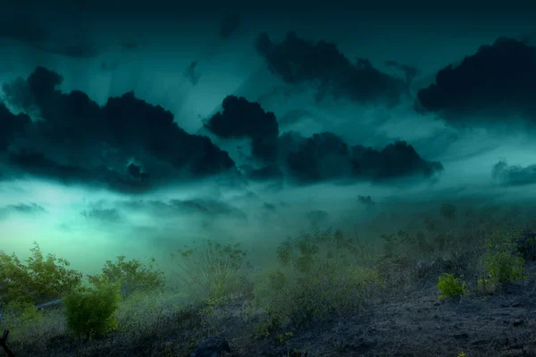 空の暗い雲の劇的な眺め — ストック写真