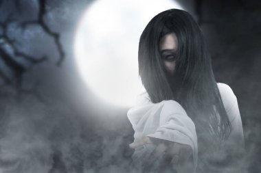 Gece sahne geçmişi olan korkunç hayalet kadın. Cadılar Bayramı konsepti